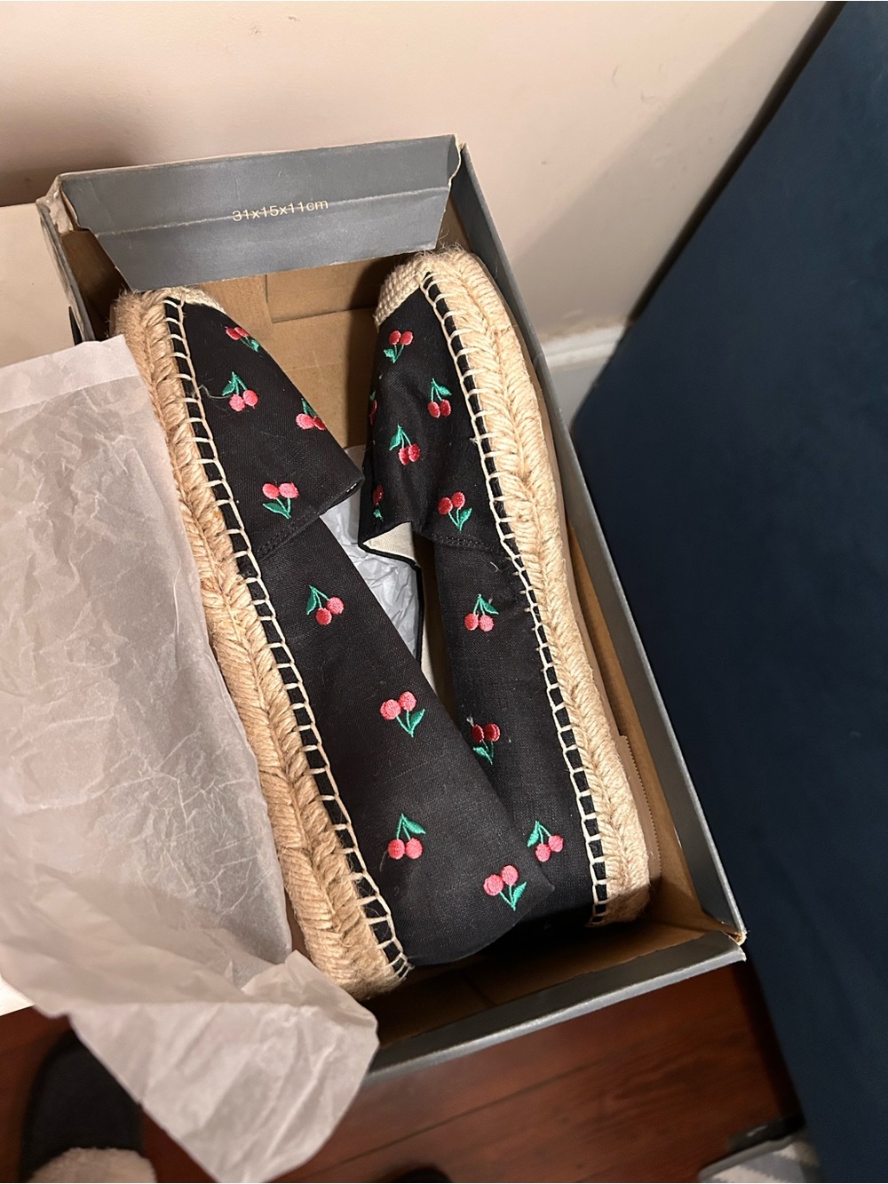 Ann Taylor cherry print espadrilles, size 8 1/2, new in box - Picture 10 of 14